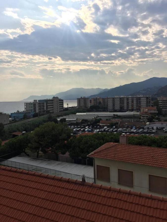 A Due Passi Dal Mare Apartman Vallecrosia Kültér fotó